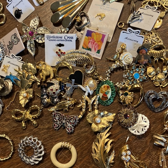 Big lot of 92 assorted vintage estate sale pins, I am selling all my jewelry! - Picture 8 of 10